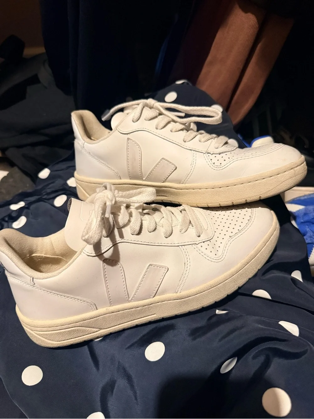 Veja V10 Women’s 7.5 white on white minimalist neutral sneaker leather